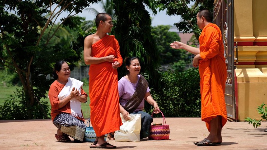 Devotees bringing the offerings to the temple.