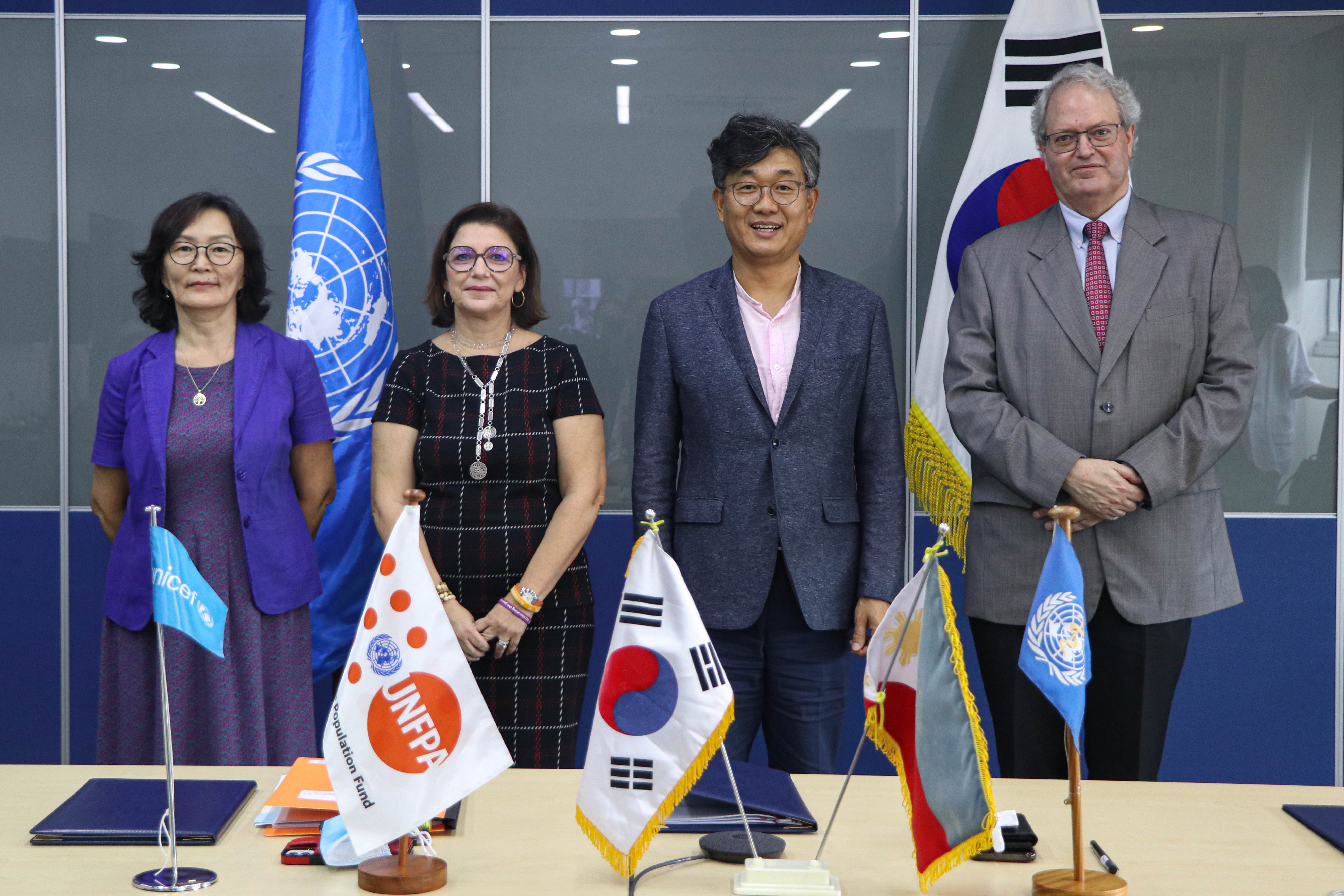Country representatives of WHO, UNICEF, UNFPA and UN RCO sign a joint programme on adolescent pregnancy with KOICA Philippines Country Director Mr Kim Eunsub. ©UNFPA/D. Balidoy