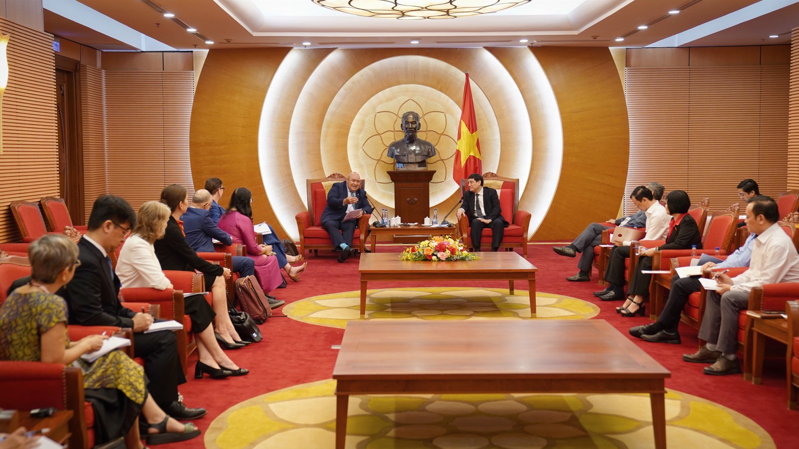 Dr. Saia Ma’u Piukala and colleagues from the WHO Viet Nam Office at the meeting with Mr. Nguyen Dac Vinh, Chairman of the National Assembly's Committee for Culture and Society Dr. Saia Ma’u Piukala and colleagues from the WHO Viet Nam Office at the meeting with Mr. Nguyen Dac Vinh, Chairman of the National Assembly's Committee for Culture and Society
