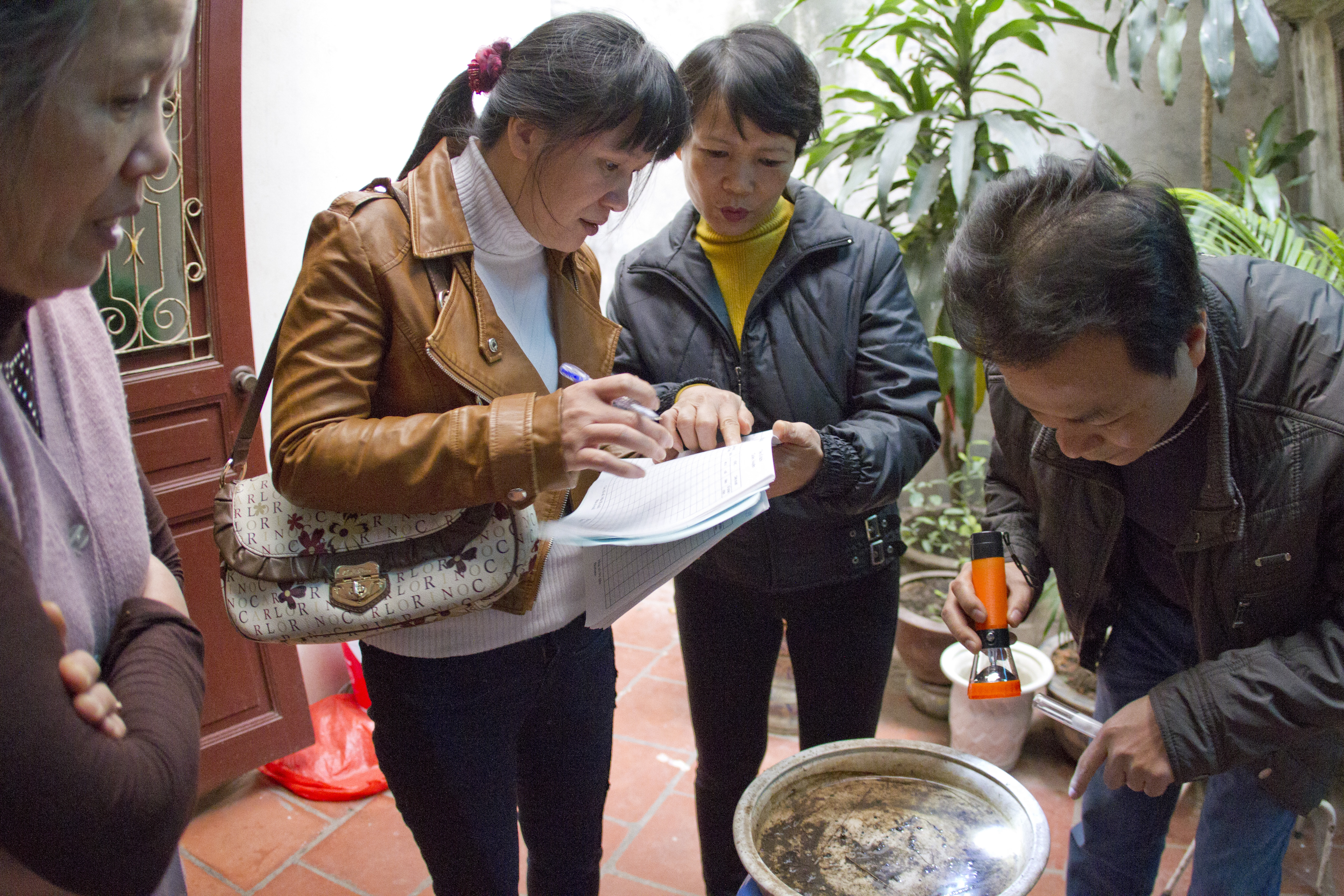 investigating in people’s houses for mosquito larvae_3