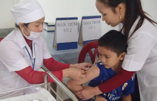 A child receiving the Measles-Rubella vaccine measles-rubella-campaign-vaccination-vietnam-photo1
