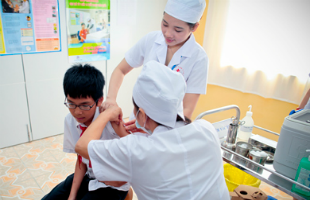 WHO and UNICEF work to ensure that the hardest to reach children have access to vaccines and has provided vaccine communication support to the Government, health care workers and teachers in the lead-up to the launch.