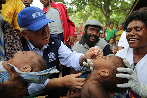 20180817-rd-giving-oral-polio-480px
